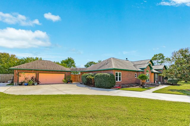 55 Mandevilla Court, Lake Jackson, TX 77566