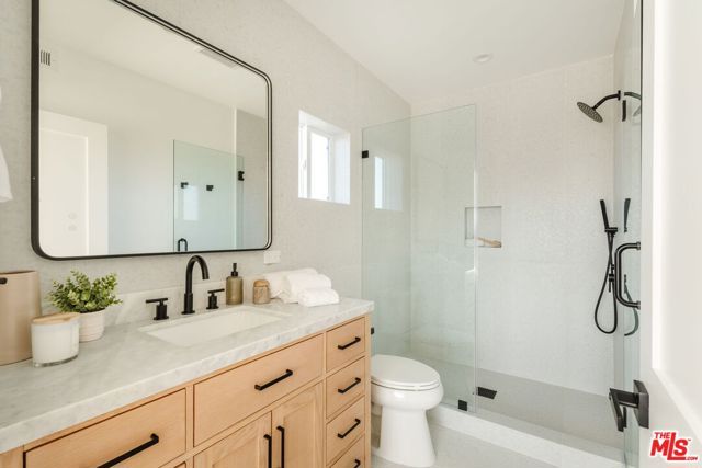 6765 Lexington Avenue B, Los Angeles, CA 90038