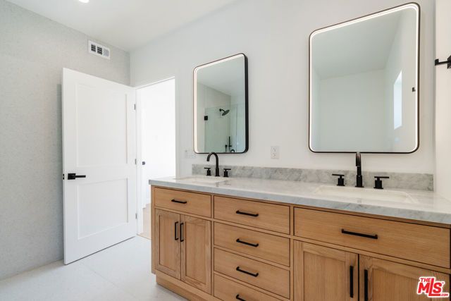 6765 Lexington Avenue B, Los Angeles, CA 90038