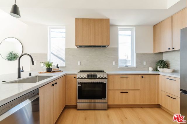 6765 Lexington Avenue B, Los Angeles, CA 90038