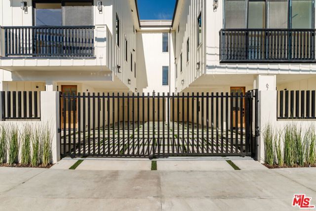 6765 Lexington Avenue B, Los Angeles, CA 90038