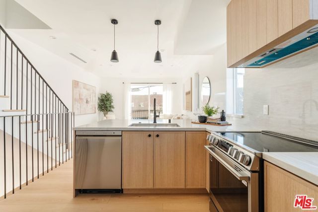 6765 Lexington Avenue B, Los Angeles, CA 90038