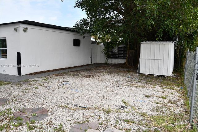 954 NW 75th St b, Miami, FL 33150