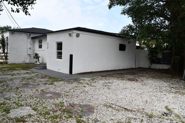 954 NW 75th St b, Miami, FL 33150