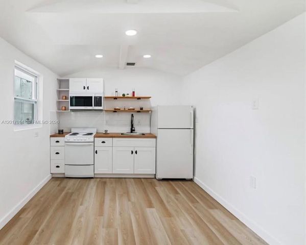 954 NW 75th St b, Miami, FL 33150