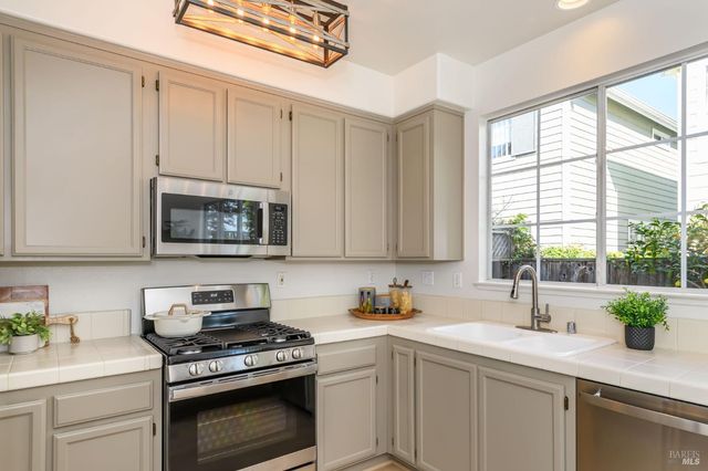 2083 Easton Dr, Petaluma, CA 94952