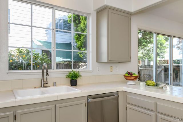 2083 Easton Dr, Petaluma, CA 94952