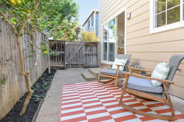 2083 Easton Dr, Petaluma, CA 94952