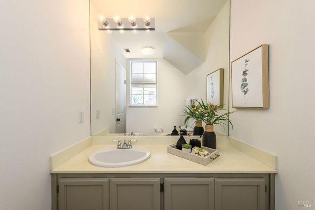 2083 Easton Dr, Petaluma, CA 94952