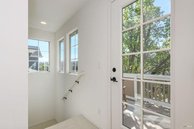 2083 Easton Dr, Petaluma, CA 94952