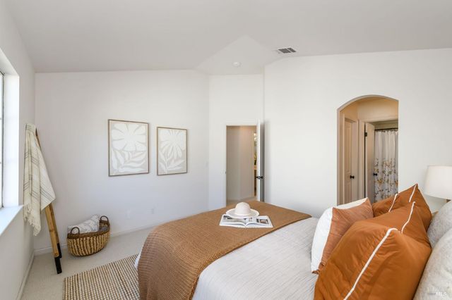 2083 Easton Dr, Petaluma, CA 94952