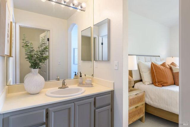 2083 Easton Dr, Petaluma, CA 94952