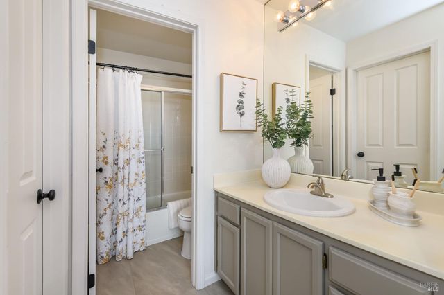 2083 Easton Dr, Petaluma, CA 94952