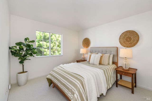 2083 Easton Dr, Petaluma, CA 94952