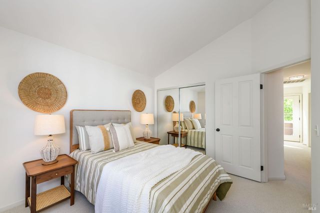 2083 Easton Dr, Petaluma, CA 94952