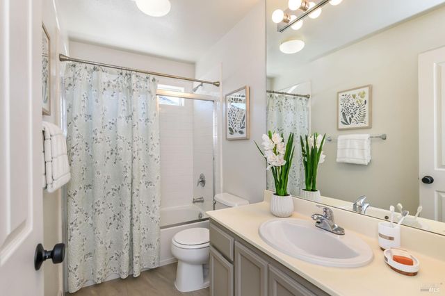 2083 Easton Dr, Petaluma, CA 94952