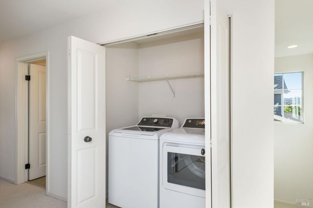 2083 Easton Dr, Petaluma, CA 94952