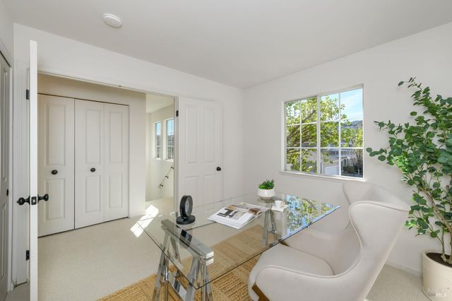 2083 Easton Dr, Petaluma, CA 94952