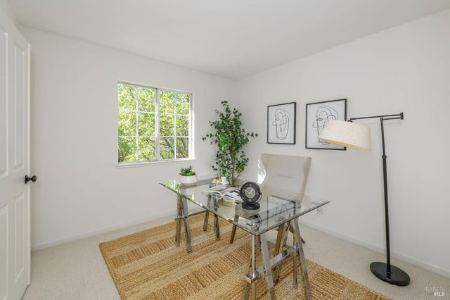 2083 Easton Dr, Petaluma, CA 94952