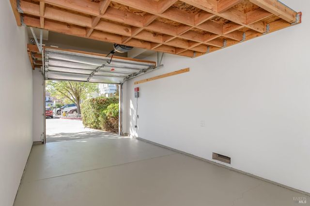 2083 Easton Dr, Petaluma, CA 94952