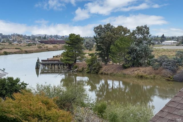 2083 Easton Dr, Petaluma, CA 94952