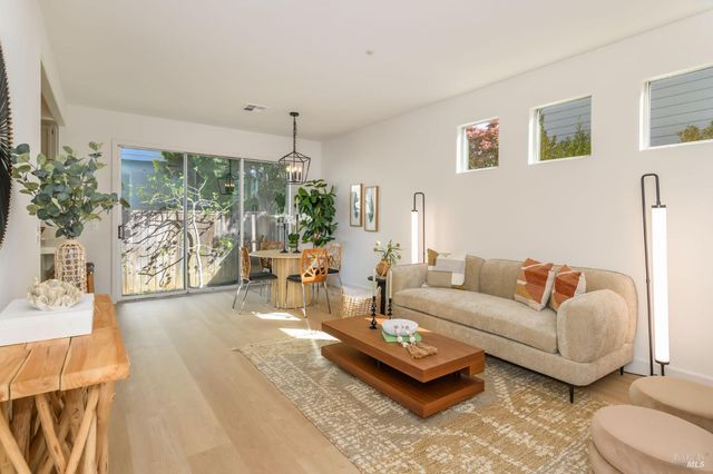 2083 Easton Dr, Petaluma, CA 94952