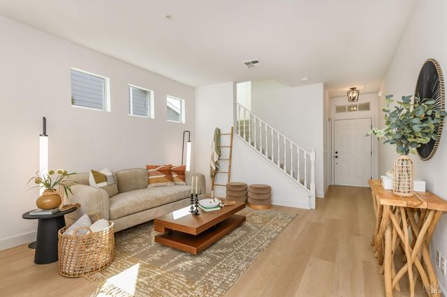 2083 Easton Dr, Petaluma, CA 94952