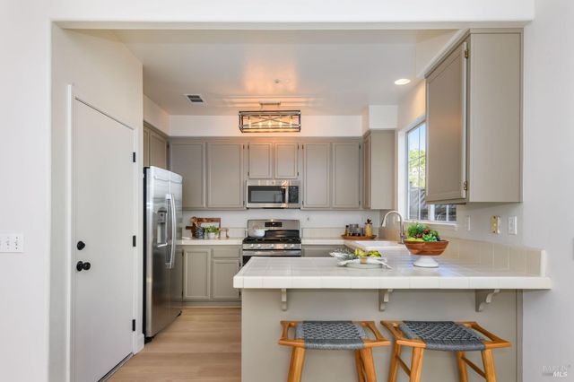 2083 Easton Dr, Petaluma, CA 94952