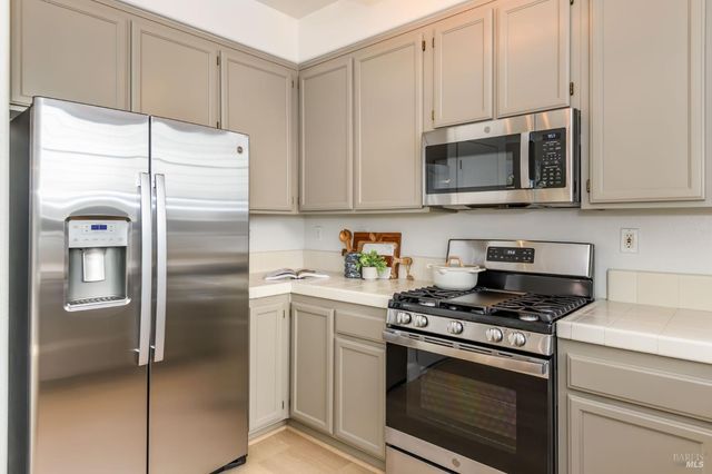 2083 Easton Dr, Petaluma, CA 94952