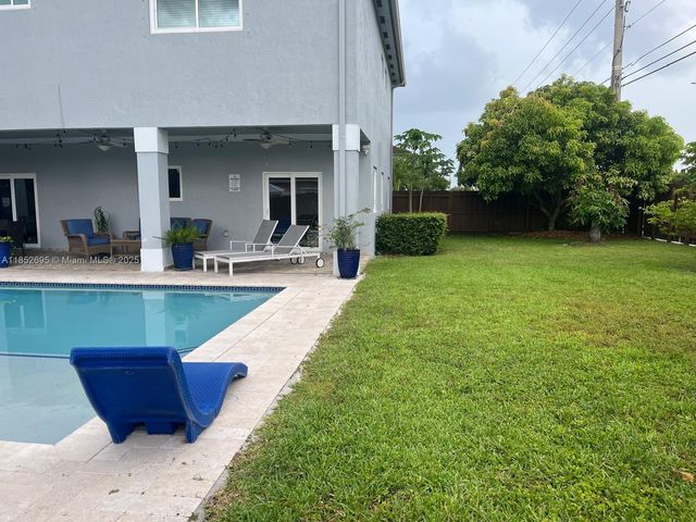 15661 SW 177th Ter, Miami, FL 33187