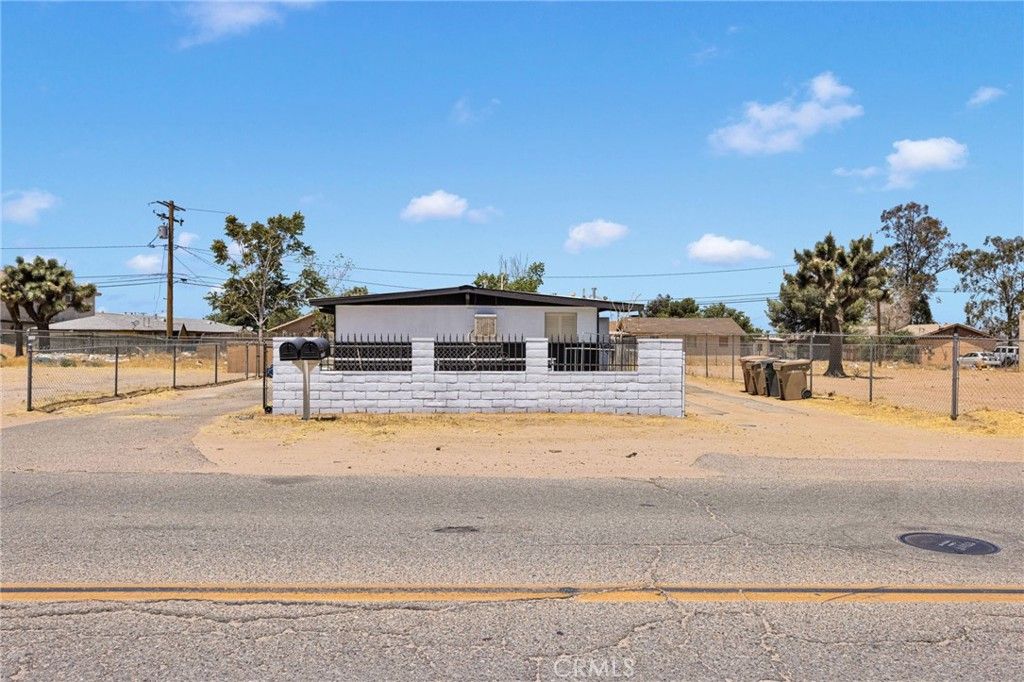 Image 2 of property listing at 16396 Yucca Street, Hesperia, CA 92345