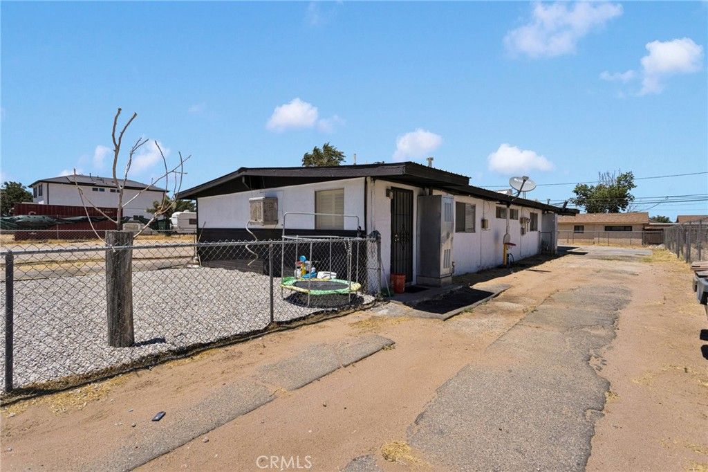 Image 3 of property listing at 16396 Yucca Street, Hesperia, CA 92345
