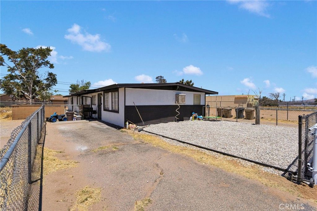 Image 4 of property listing at 16396 Yucca Street, Hesperia, CA 92345