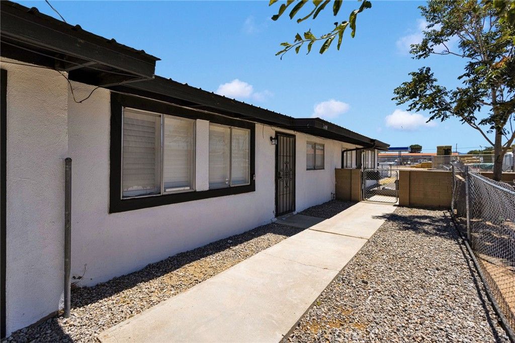 Image 5 of property listing at 16396 Yucca Street, Hesperia, CA 92345