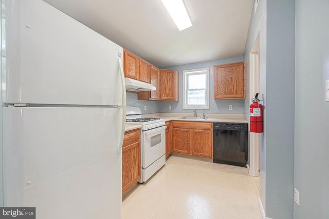 8 S 2ND ST, National Park, NJ 08063