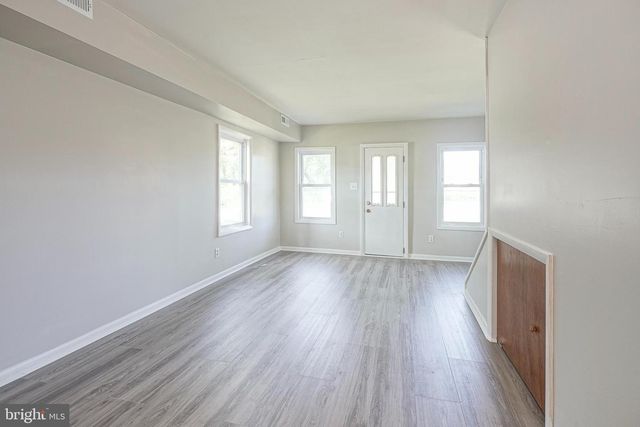 8 S 2ND ST, National Park, NJ 08063