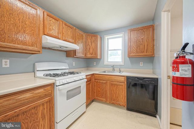 8 S 2ND ST, National Park, NJ 08063