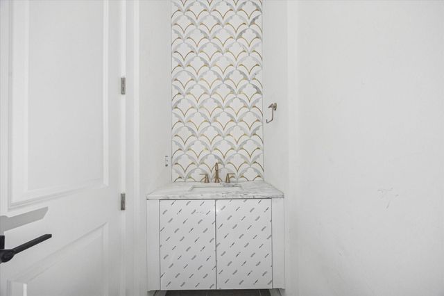 1034 W 17th Street A, Houston, TX 77008