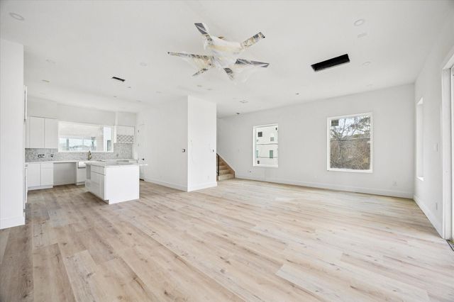 1034 W 17th Street A, Houston, TX 77008