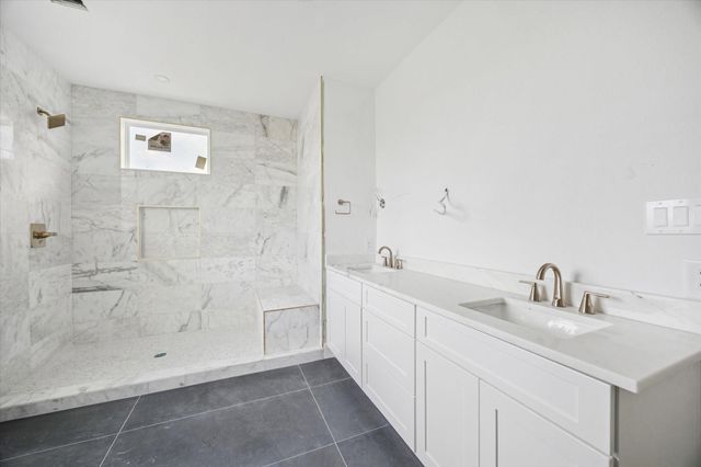 1034 W 17th Street A, Houston, TX 77008