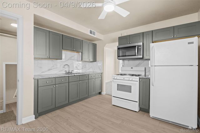 7014 Kinmore Street, Dearborn Heights, MI 48127