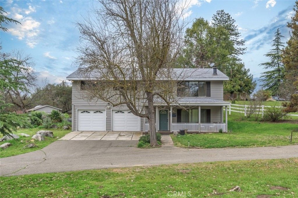 Image 2 of property listing at 45221 Big Oak Lane, Oakhurst, CA 93644
