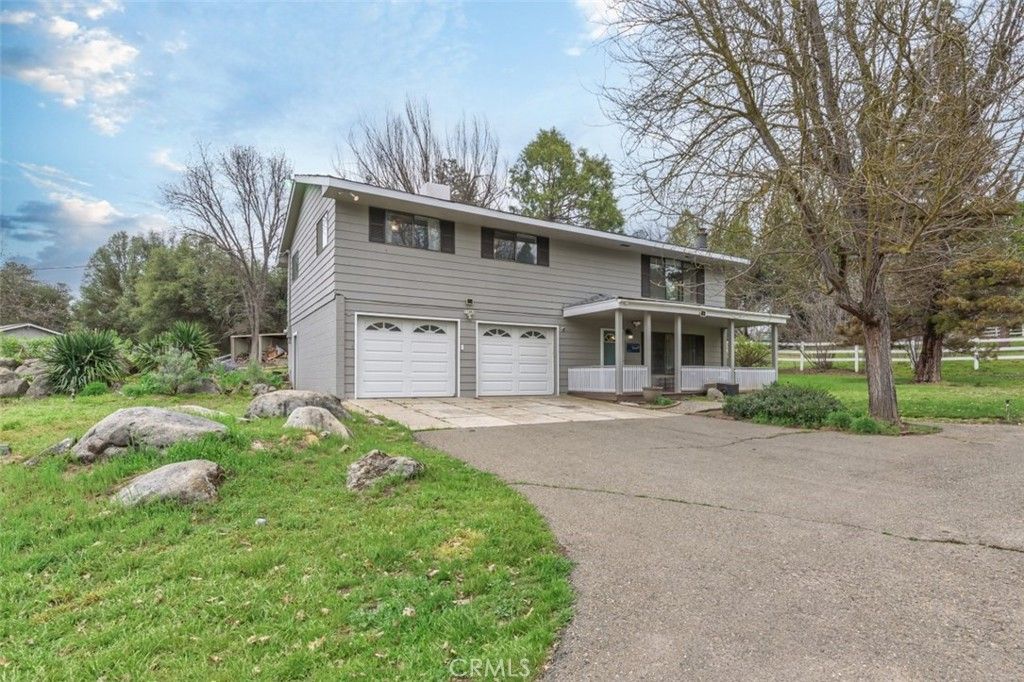 Image 3 of property listing at 45221 Big Oak Lane, Oakhurst, CA 93644