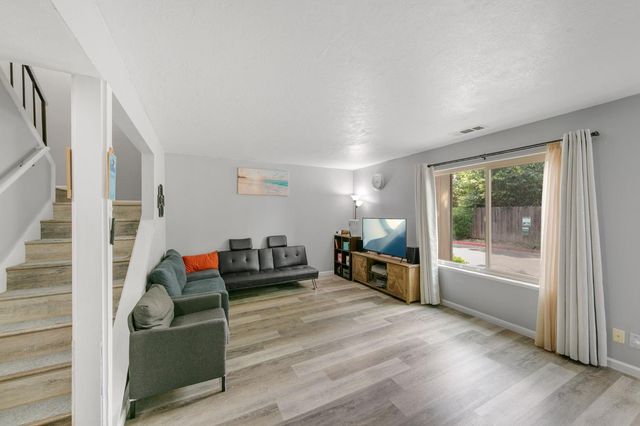 3584 Larchmont Square Ln, Sacramento, CA 95821