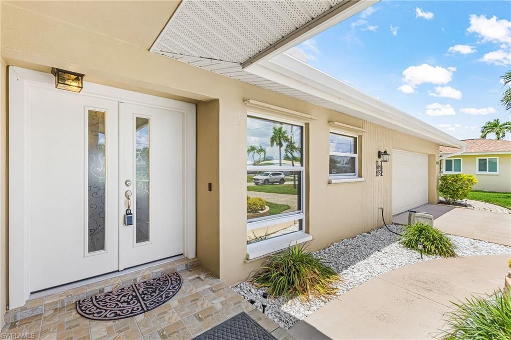 Image 6 of property listing at 3022 SE 17th PL, Cape Coral, FL 33904