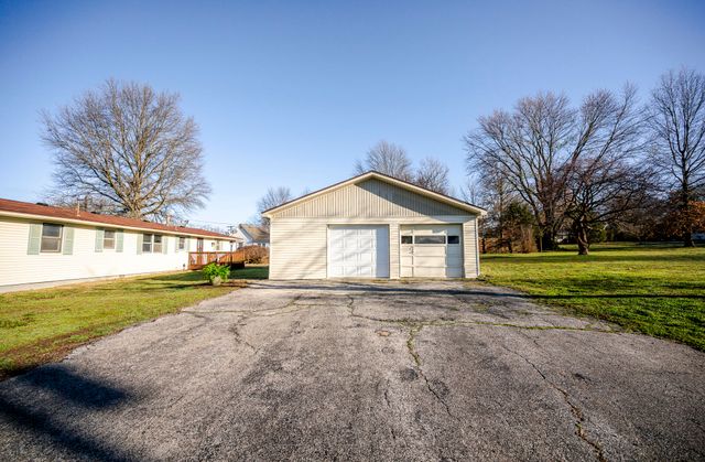 1413 4th Street, Monett, MO 65708