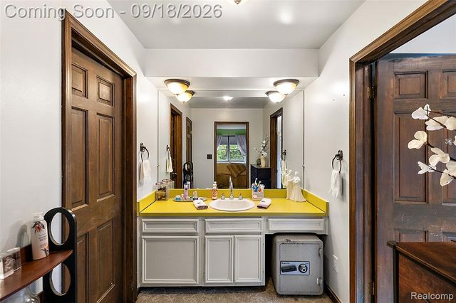 2201 E Gunn Road, Rochester, MI 48306