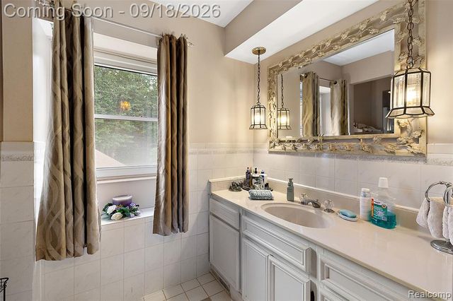 2201 E Gunn Road, Rochester, MI 48306