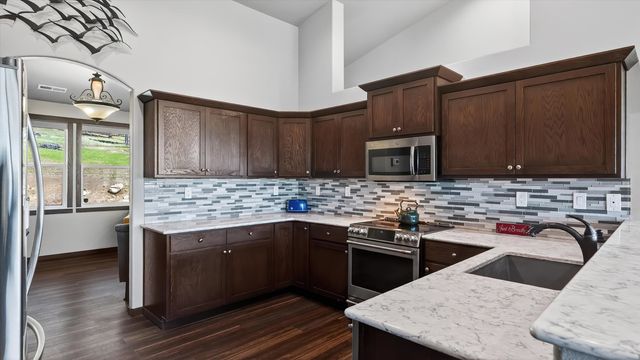 6528 E Robin Ln, Chattaroy, WA 99003