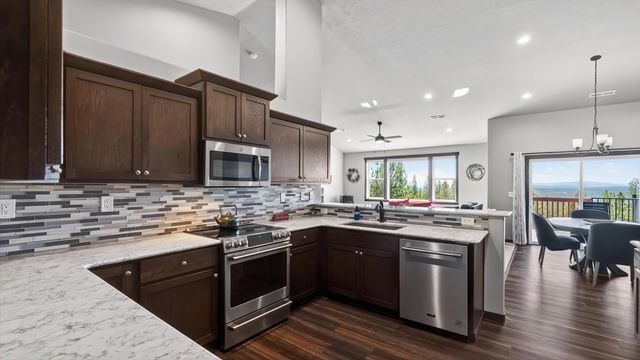 6528 E Robin Ln, Chattaroy, WA 99003